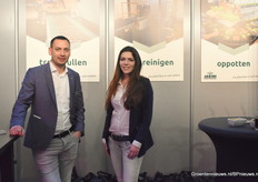 Daan Kuik samen met Serena Weterings van Jarini Dienstverlening. Ze vertelde iedereen over de verschillende diensten die ze leveren zoals het vullen van trays, wassen en reinigen ervan en natuurlijk het oppotten.